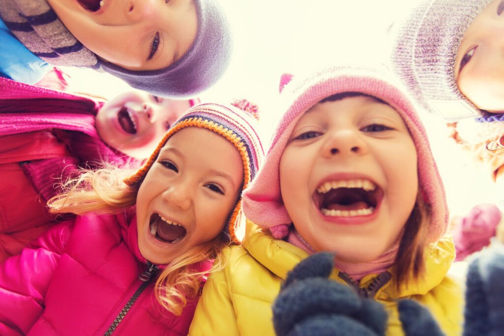 Grupo de niños riendo